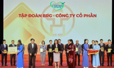 Đại diện Tập đoàn BRG trao ủng hộ 500 triệu đồng cho quỹ “Vì người nghèo”năm 2022 và nhận biểu trưng ghi nhận những đóng góp của Tập đoàn cho công tác an sinh xã hội tại Thủ đô trong suốt thời gian qua.