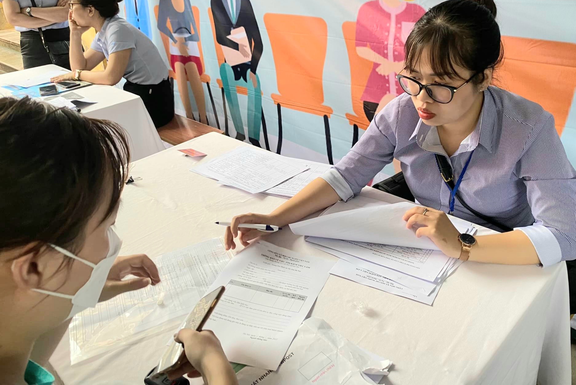 Người lao động đăng ký thông tin tìm việc làm. 