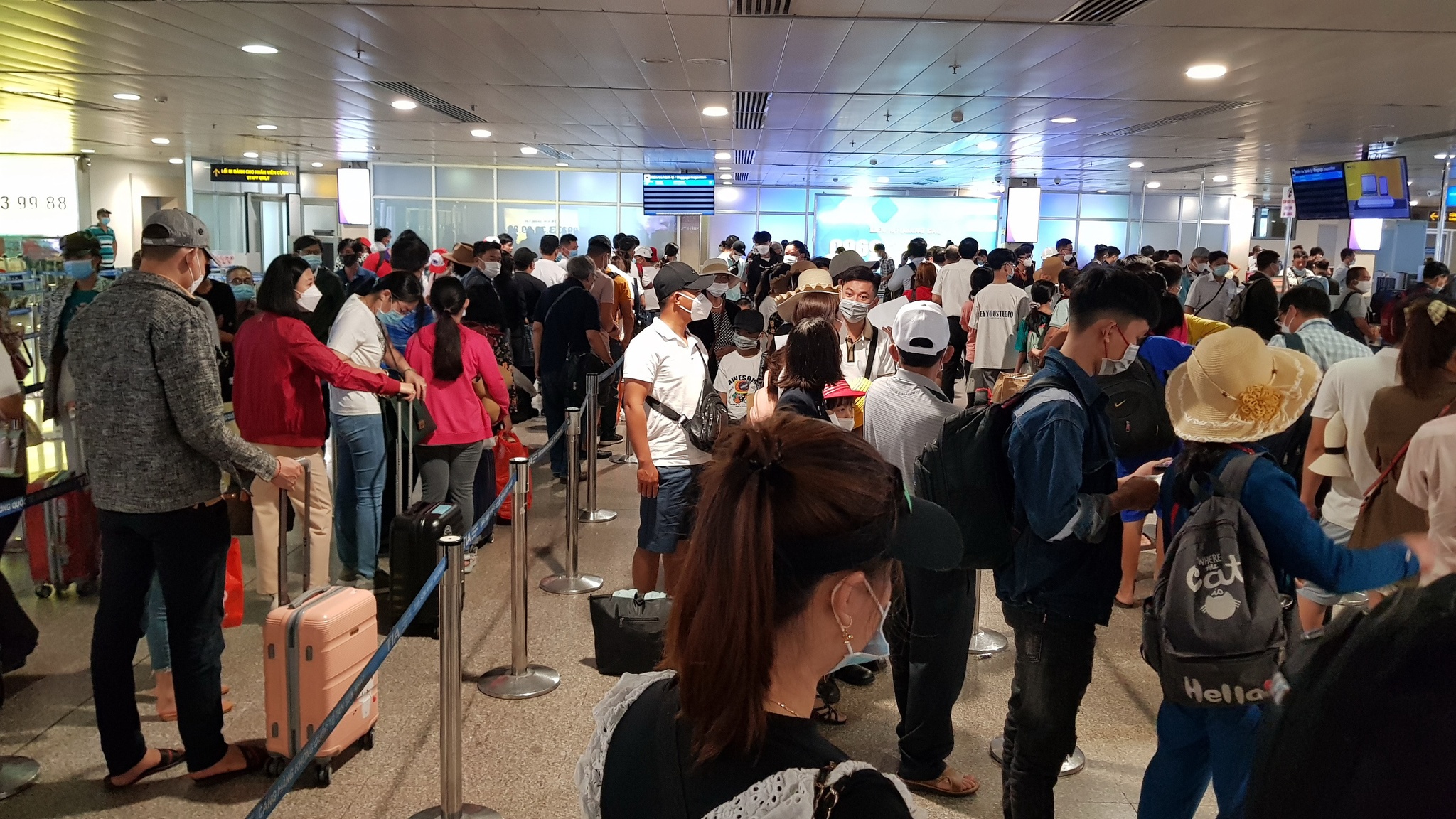 Hai nh&agrave; ga T1 v&agrave; T2 s&acirc;n bay quốc tế T&acirc;n Sơn Nhất hiện đang qu&aacute; tải trầm trọng.