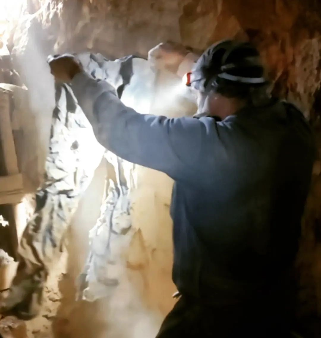 Chiếc quần jeans hơn 140 năm tuổi khi mới t&igrave;m thấy v&agrave; khi đ&atilde; được l&agrave;m sạch.