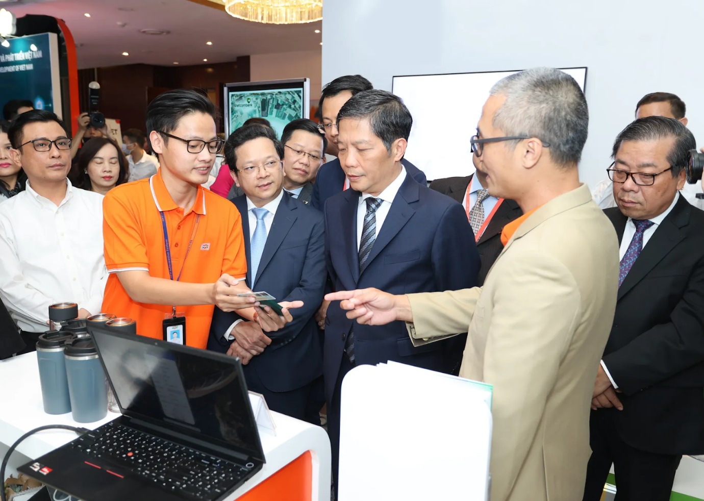 Chuyên gia FPT IS giới thiệu giải pháp FPT.IDCheck tới các lãnh đạo cấp cao Chính phủ và Ngân hàng Nhà nước.