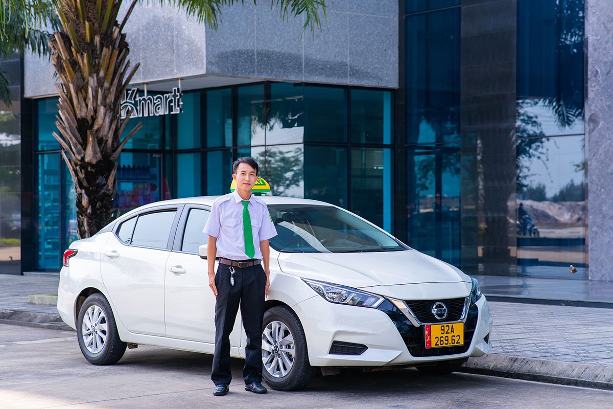 Anh Duy và chiếc Nissan Almera CVT của mình.