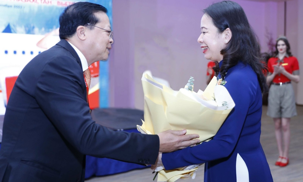 Lãnh đạo Vietjet tặng hoa và chào mừng Phó Chủ tịch nước Võ Thị Ánh Xuân tham dự buổi lễ công bố mở đường bay kết nối Việt Nam - Kazakhstan