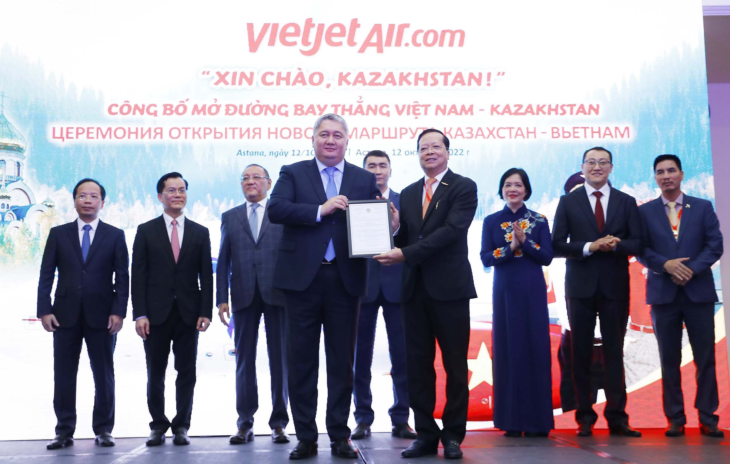 Ông Talgat Tleubekovits –  Chủ tịch Ủy ban Hàng không dân dụng Kazakhstan trao giấy phép cho đại diện Vietjet - Phó Tổng giám đốc Chu Việt Cường và chúc mừng Vietjet khai trương đường bay đầu tiên kết nối Almaty với Nha Trang.