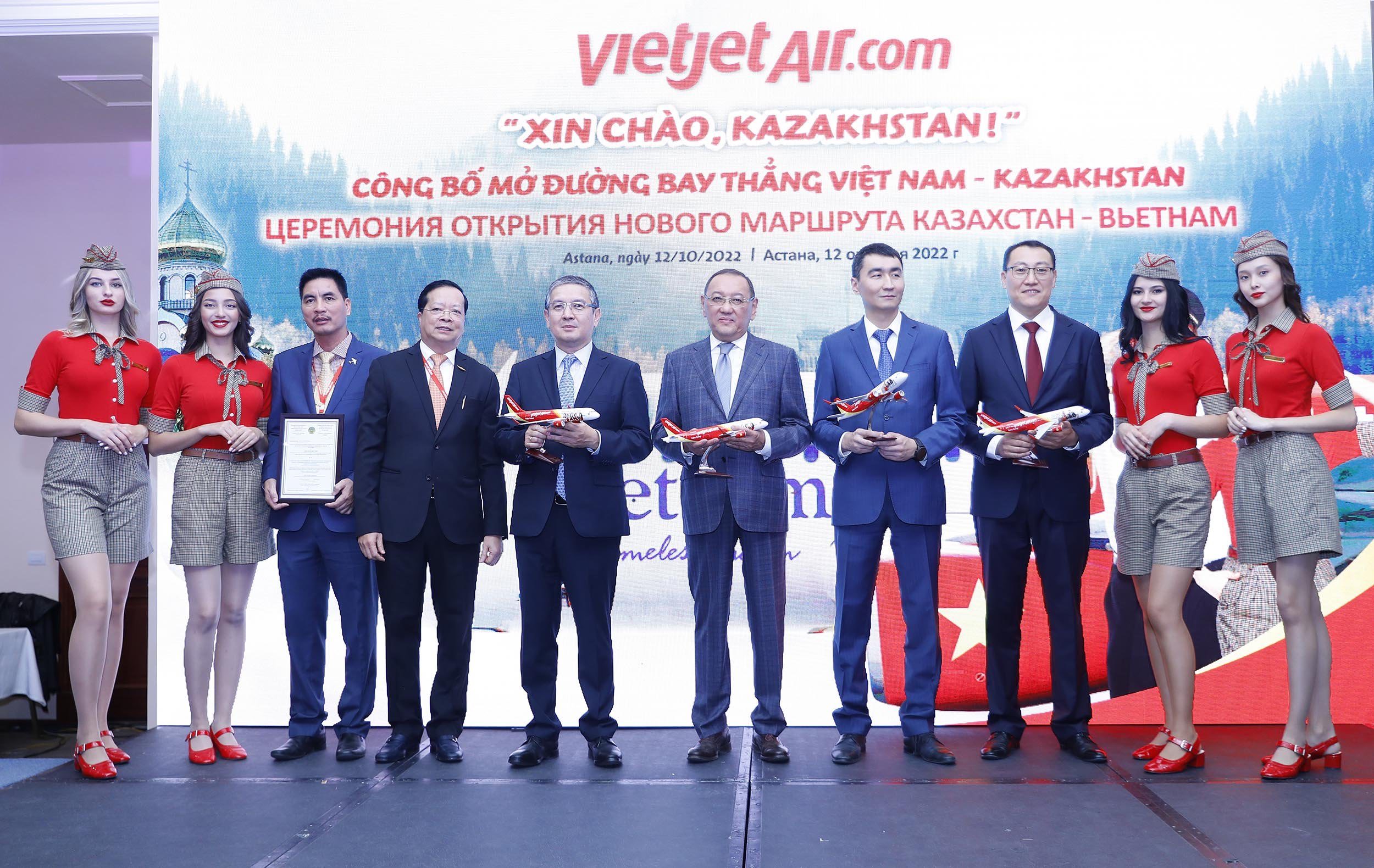 L&atilde;nh đạo hai nước Việt Nam v&agrave; Kazakhstan tham dự lễ c&ocirc;ng bố đường bay Almaty - Nha Trang v&agrave; ch&agrave;o mừng Vietjet đến với Kazakhstan.