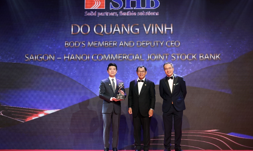 Ông Đỗ Quang Vinh (bên trái) – Thành viên HĐQT kiêm Phó Tổng Giám đốc SHB được vinh danh là “Doanh nhân Châu Á xuất sắc ngành dịch vụ tài chính”.