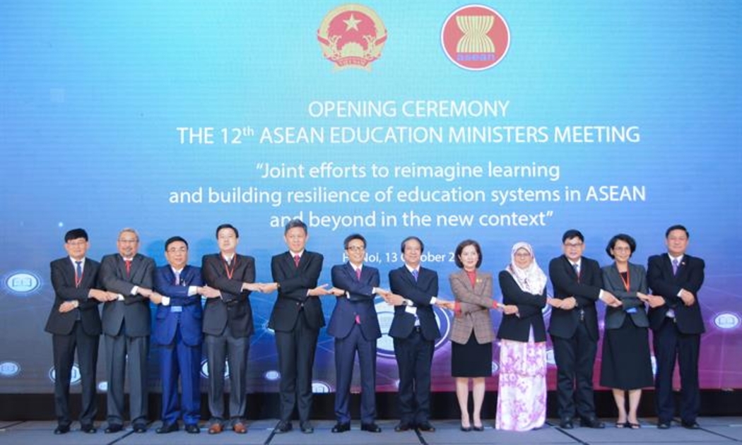 Phó Thủ tướng Chính phủ Vũ Đức Đam và Bộ trưởng, phụ trách giáo dục 10 nước ASEAN chụp ảnh lưu niệm tại lễ khai mạc hội nghị