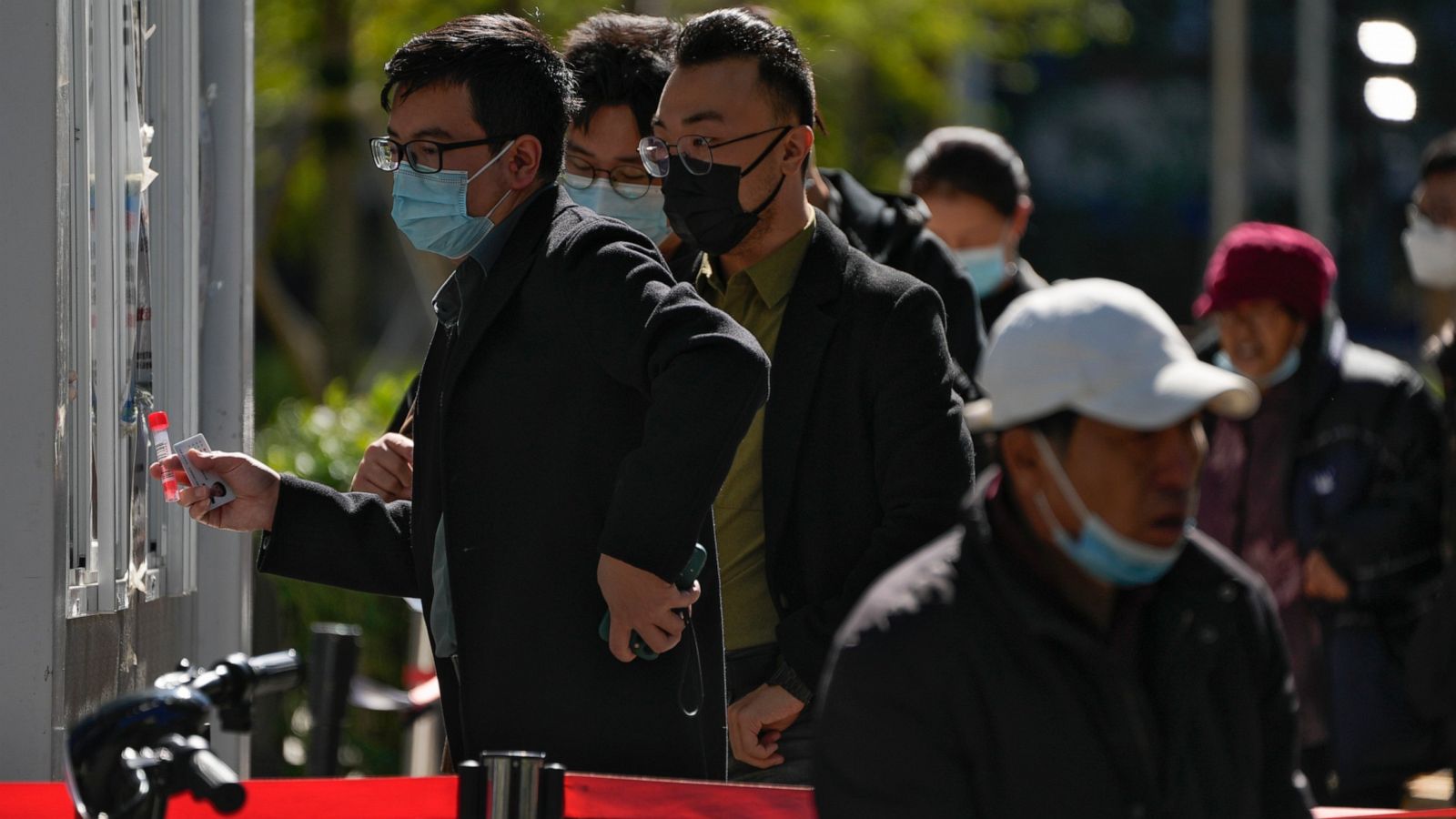 Nhiều địa phương tại Trung Quốc siết chặt phong tỏa sau kỳ nghỉ Quốc kh&aacute;nh.