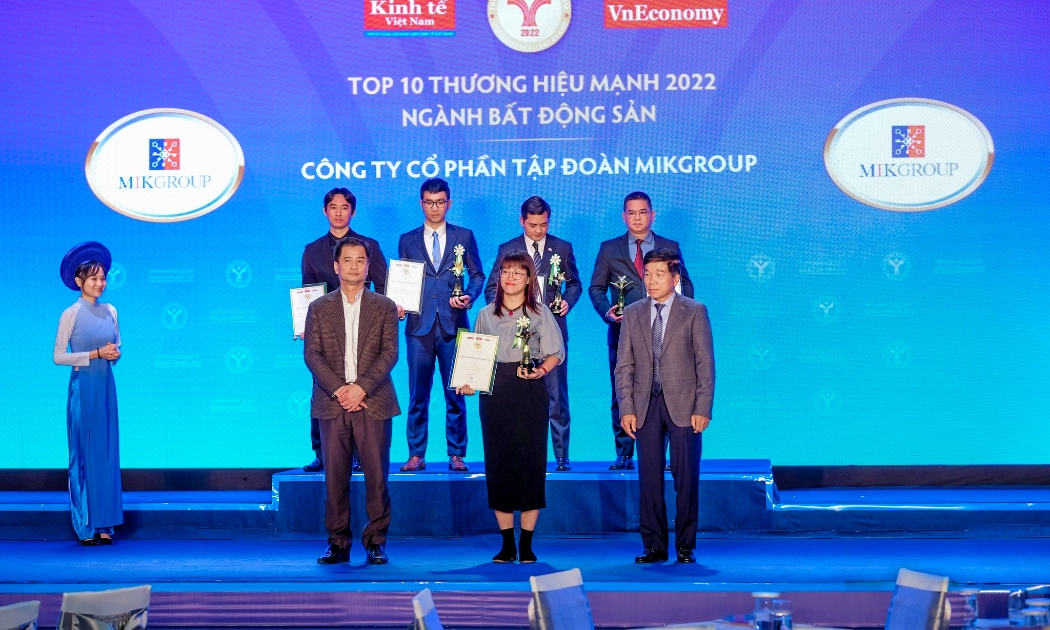 Đại diện MIKGroup nhận giải thưởng tại Lễ công bố và vinh danh Thương hiệu Mạnh Việt Nam 2022.