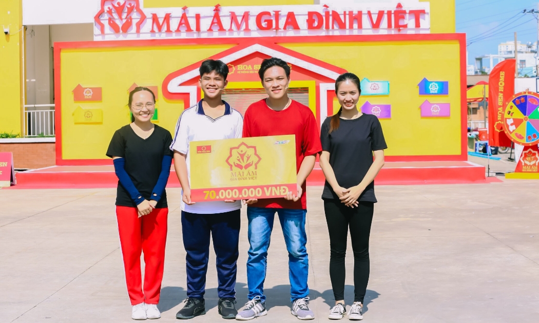 Niềm hạnh phúc vỡ òa với gia đình bé Quảng Doanh khi nhận được tiền thưởng 70 triệu đồng.