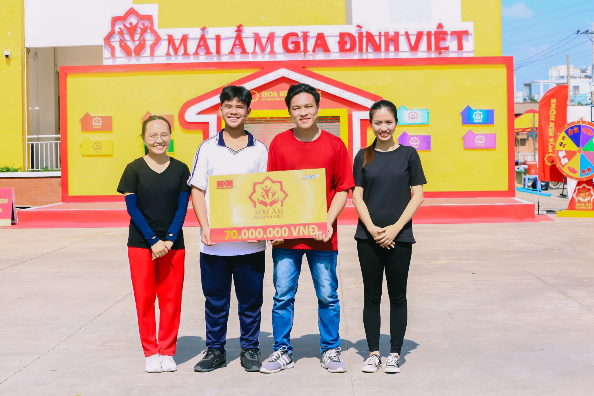 Niềm hạnh phúc vỡ òa với gia đình bé Quảng Doanh khi nhận được tiền thưởng 70 triệu đồng.