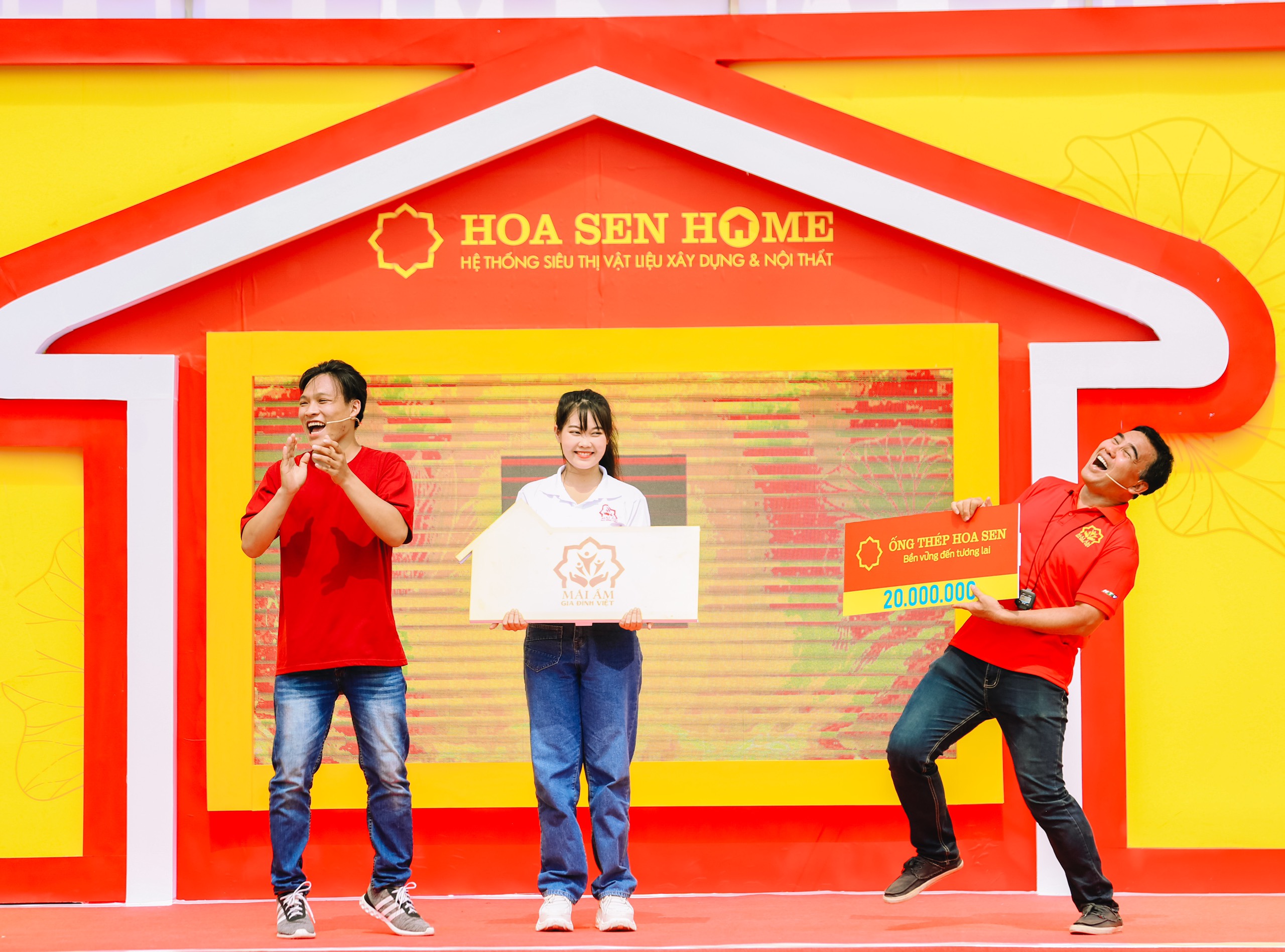 Quyền Linh vỡ òa trước giải thưởng của 3 anh em mồ côi: “Vậy là các em có tiền đổi vận, có tiền sửa nhà rồi!”.