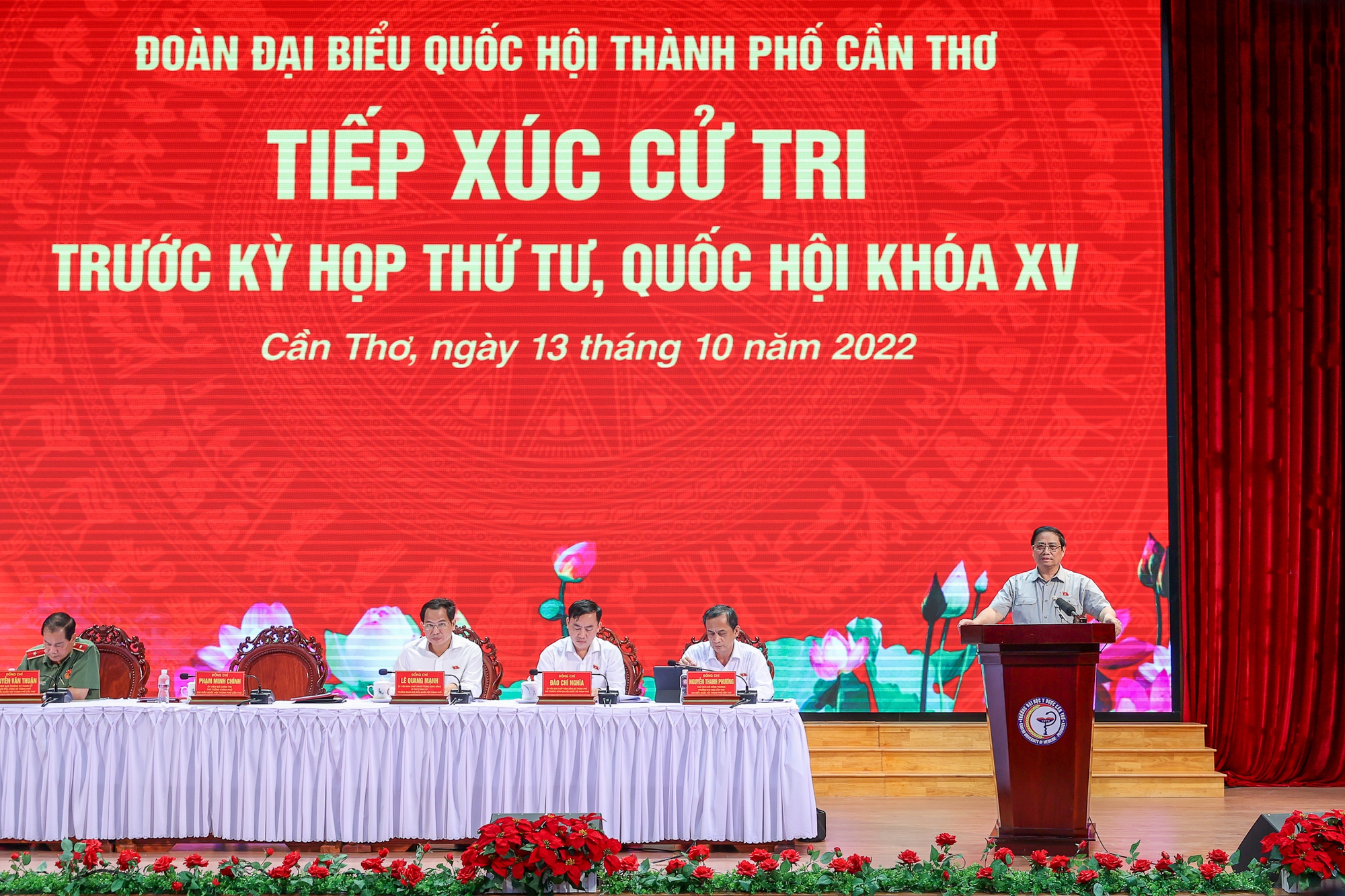 Thủ tướng đề nghị các cấp, các ngành tiếp tục tổng hợp, giải trình, tiếp thu và giải quyết những đề xuất, kiến nghị của cử tri - Ảnh: VGP