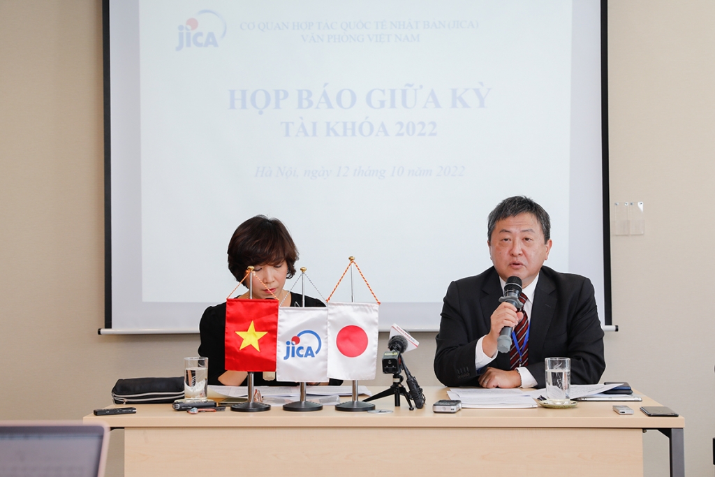 Ông Shimizu Akira tại Họp báo giữa kỳ của JICA Việt Nam.