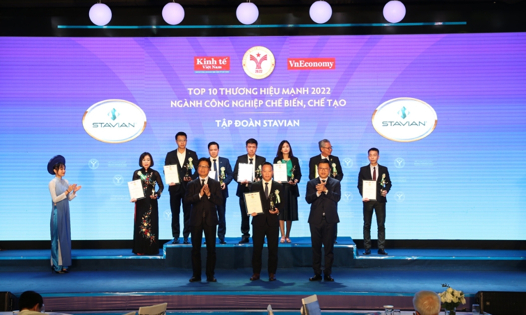 Ông Đinh Đức Thắng - Chủ tịch HĐQT Tập đoàn Stavian nhận Danh hiệu Top 10 Thương hiệu mạnh Việt Nam ngành Công nghiệp Chế biến - Chế tạo.