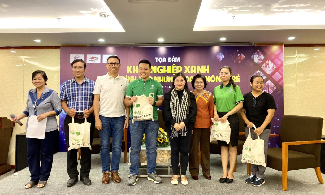 Các diễn giả, chuyên gia khởi nghiệp và các doanh nông tại tọa đàm “Khởi nghiệp xanh - Hành trình kiến tạo những doanh nông trẻ” diễn ra chiều 12/10 tại TP.HCM.