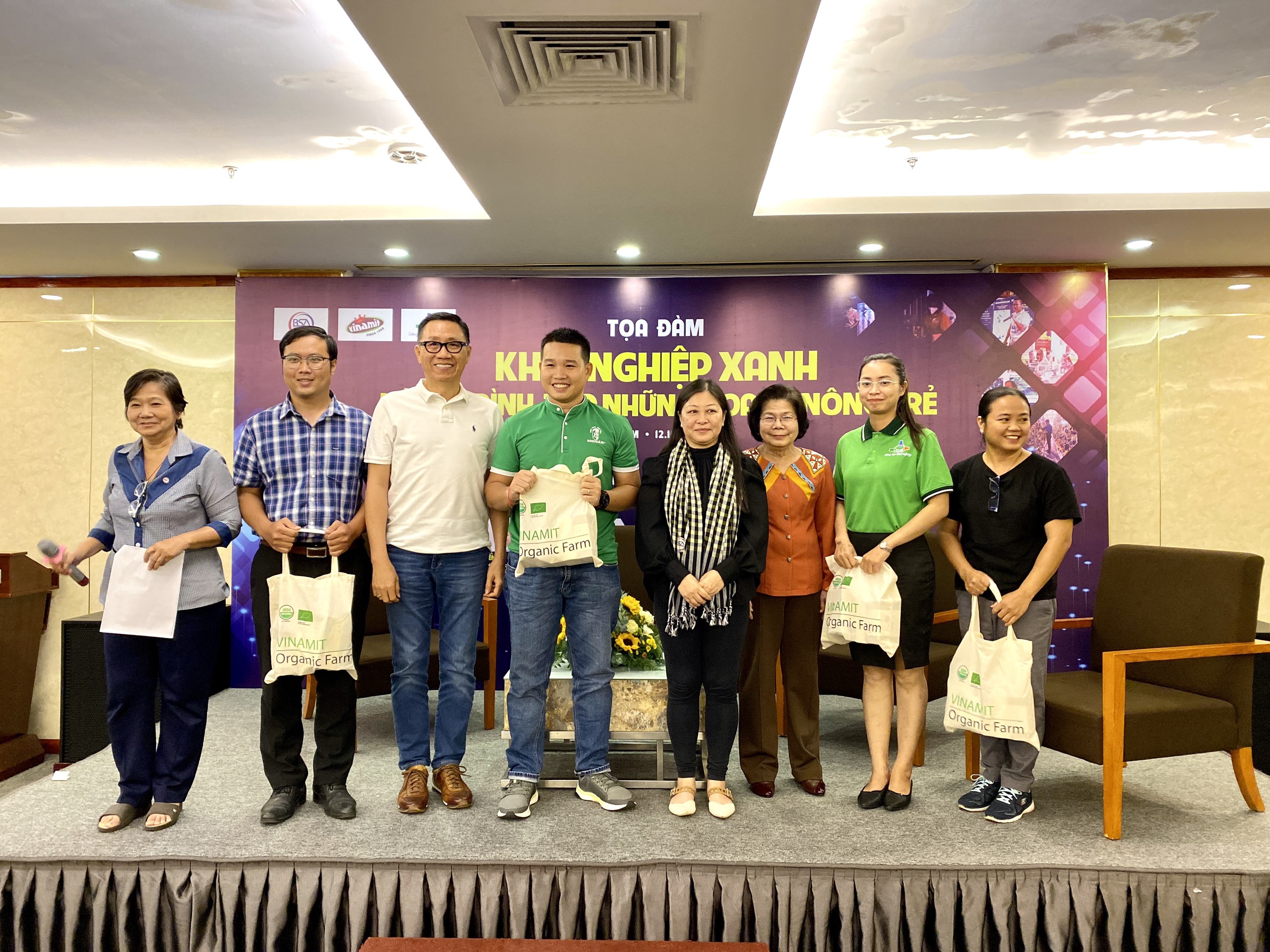 Các diễn giả, chuyên gia khởi nghiệp và các doanh nông tại tọa đàm “Khởi nghiệp xanh - Hành trình kiến tạo những doanh nông trẻ” diễn ra chiều 12/10 tại TP.HCM.