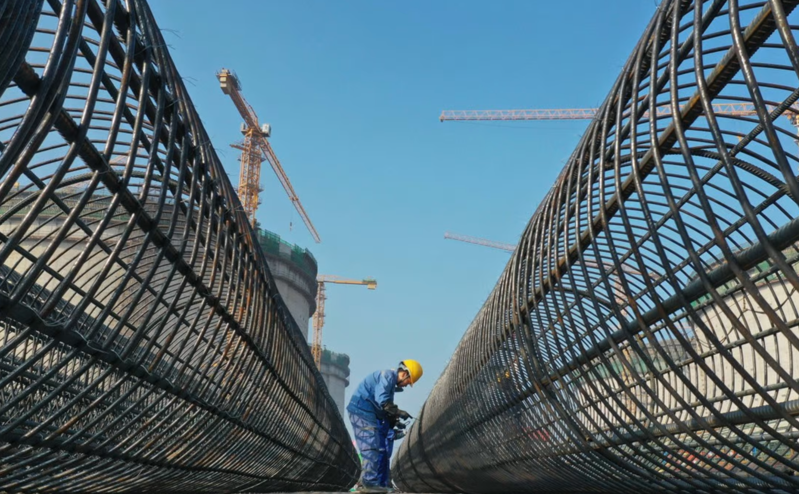 Trung Quốc đang đẩy mạnh x&acirc;y dựng c&aacute;c kho cảng v&agrave; cơ sở lưu trữ LNG, như c&ocirc;ng tr&igrave;nh n&agrave;y tại tỉnh H&agrave; Bắc, nhằm giải quyết lo ngại về an ninh năng lượng quốc gia - Ảnh: Xinhua