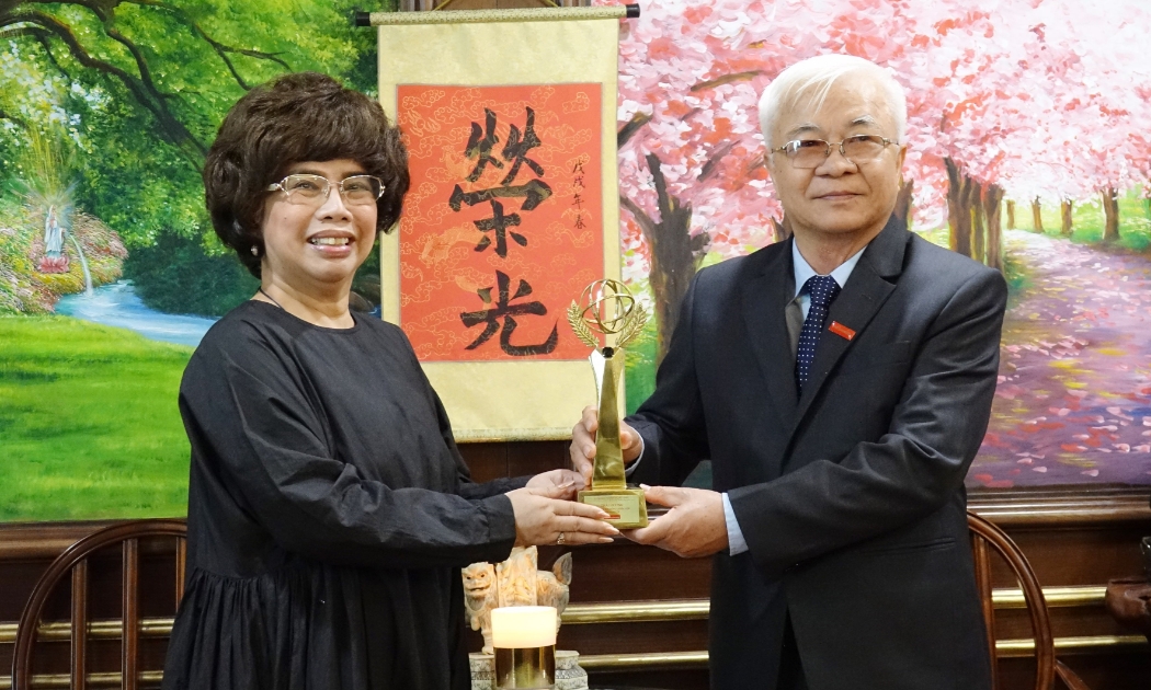 Tiến sĩ Chử Văn Lâm, Tổng biên Tập Tạp chí Kinh tế Việt Nam trao cup Doanh nhân xuất sắc 2022 cho bà Thái Hương, Chủ tịch Hội đồng Chiến lược Tập đoàn TH. 