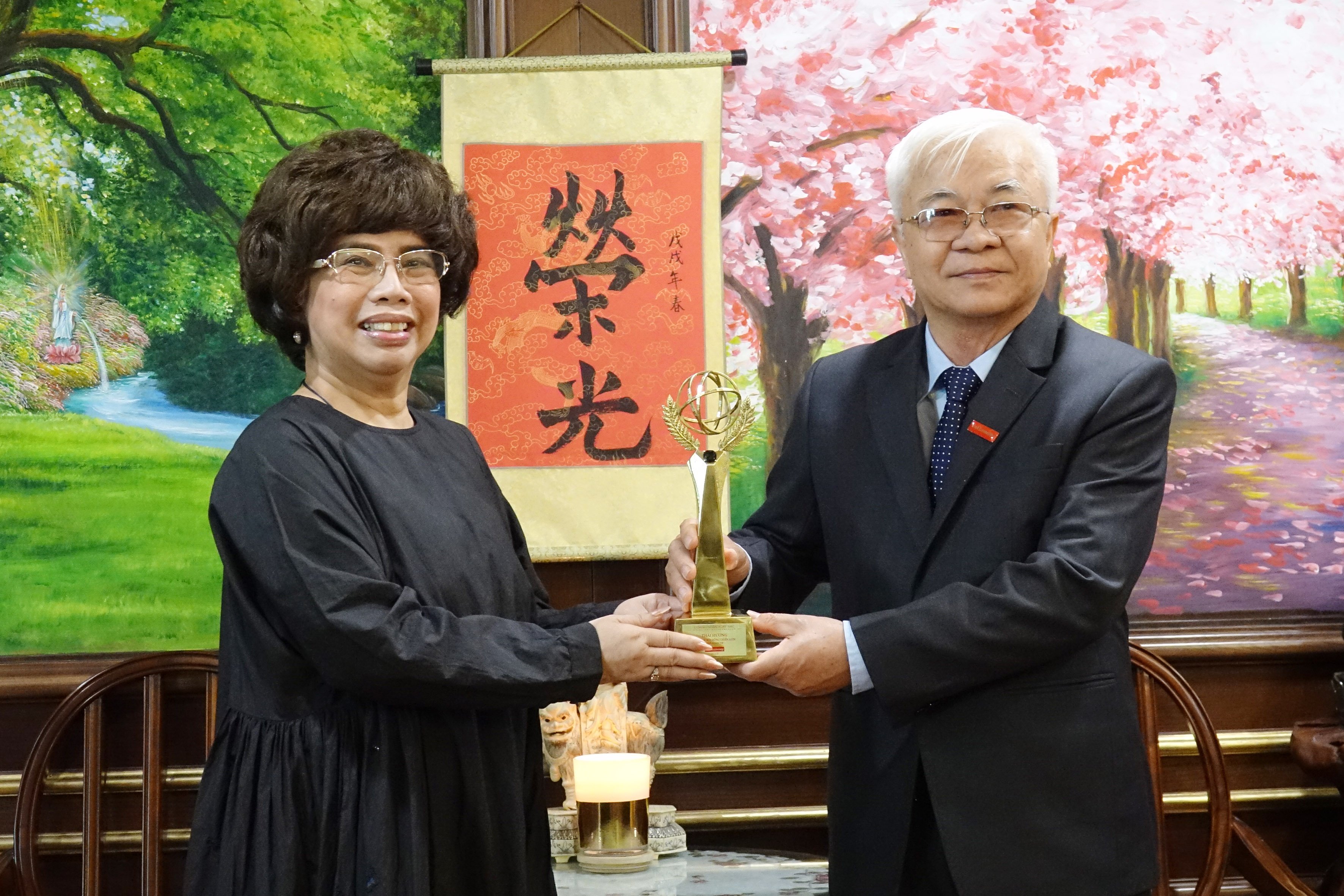 Tiến sĩ Chử Văn L&acirc;m, Tổng bi&ecirc;n Tập Tạp ch&iacute; Kinh tế Việt Nam trao cup Doanh nh&acirc;n xuất sắc cho b&agrave; Th&aacute;i Hương, Chủ tịch Hội đồng Chiến lược Tập đo&agrave;n TH.