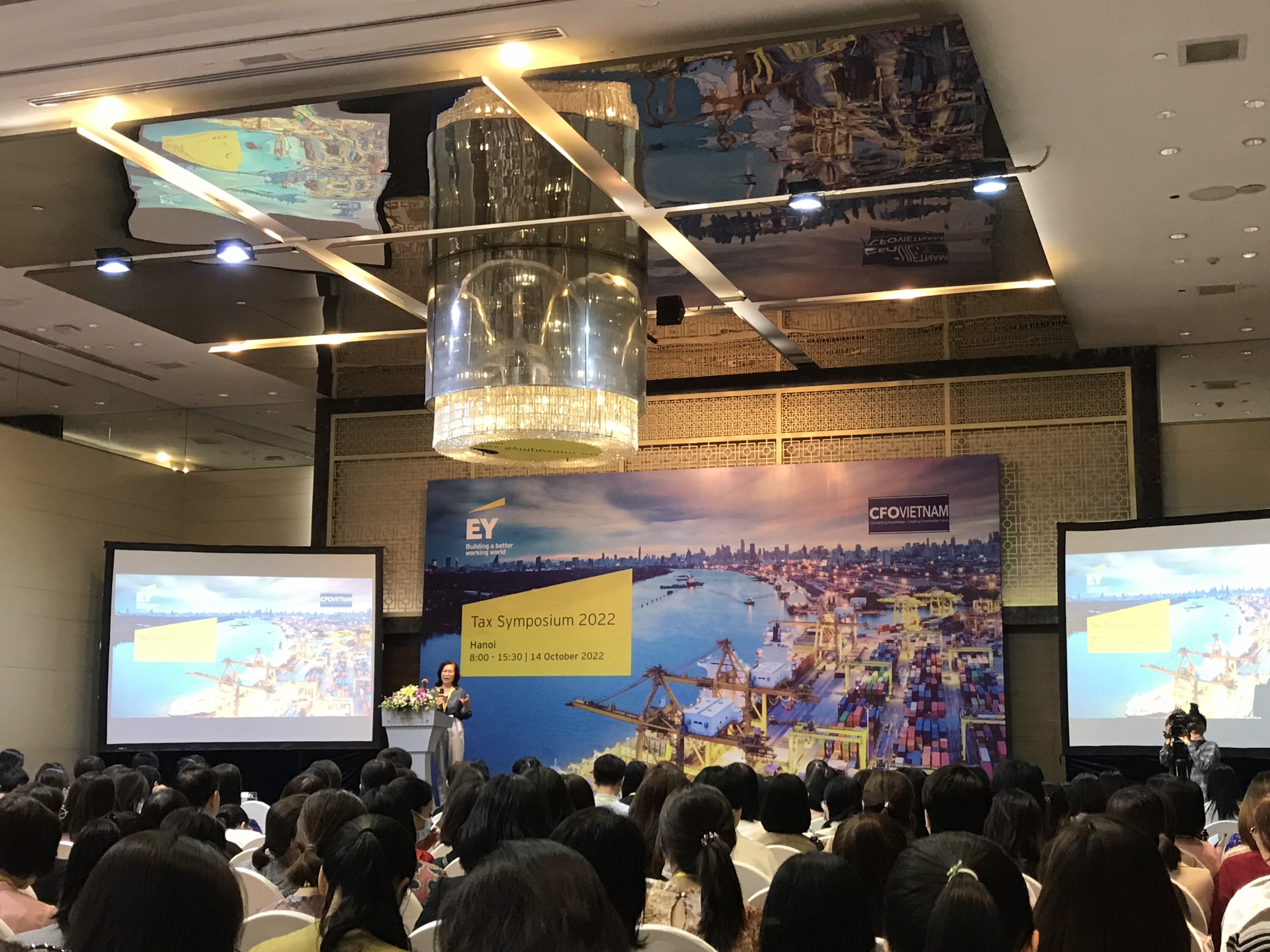 To&agrave;n cảnh sự kiện&nbsp;cập nhật v&agrave; đối thoại về thuế, ph&aacute;p l&yacute; v&agrave; hải quan với chủ đề &ldquo;Vượt qua th&aacute;ch thức để tăng trưởng&rdquo;.