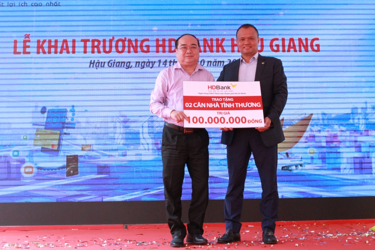 Anh Nguyễn Đăng Thanh, Phó Tổng giám đốc đại diện HDBank trao tặng 2 căn nhà tình thương cho địa phương.