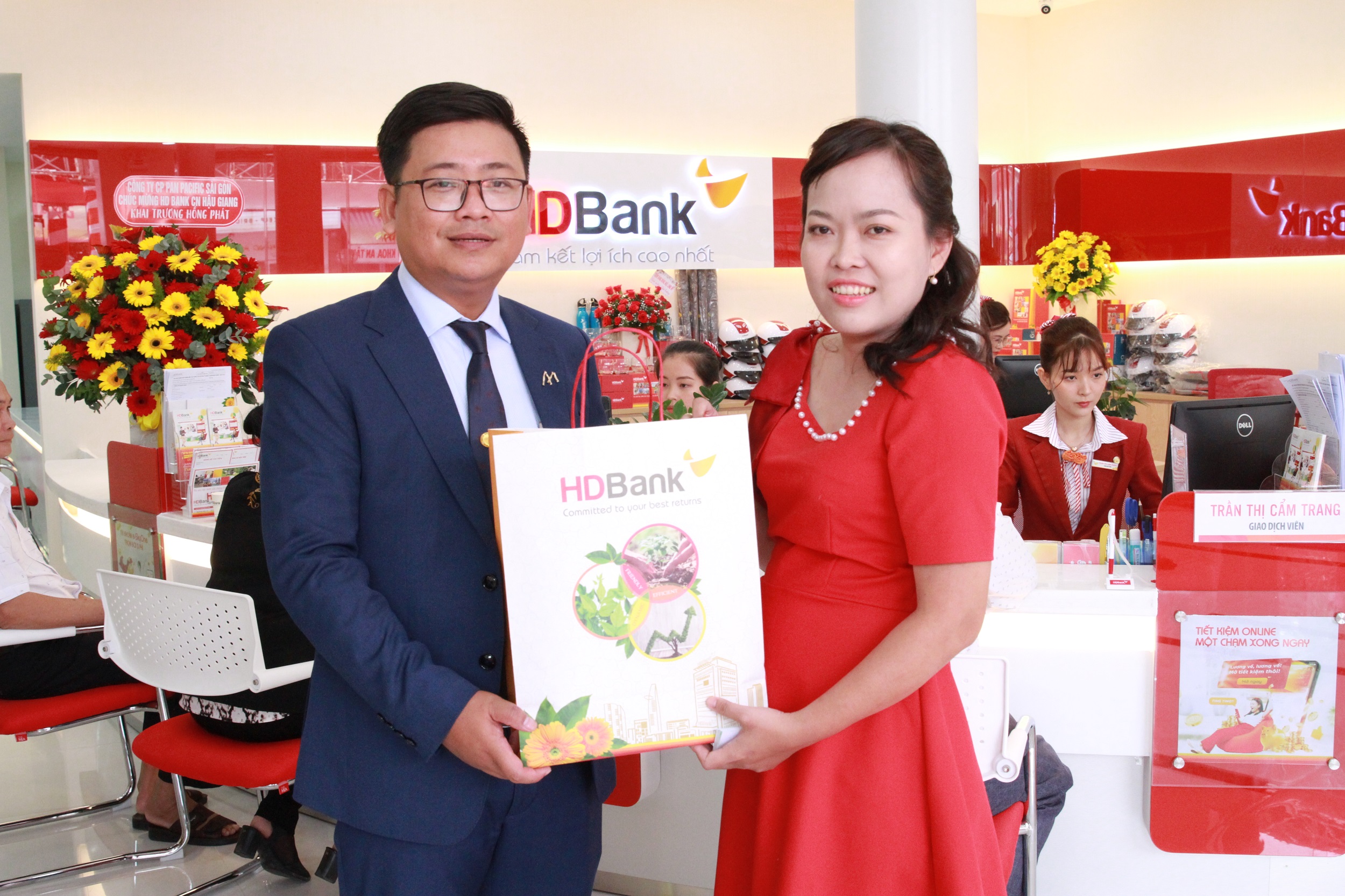 Các khách hàng đầu tiên đến giao dịch tại Chi nhánh Hậu Giang nhận quà từ HDBank trao tặng.