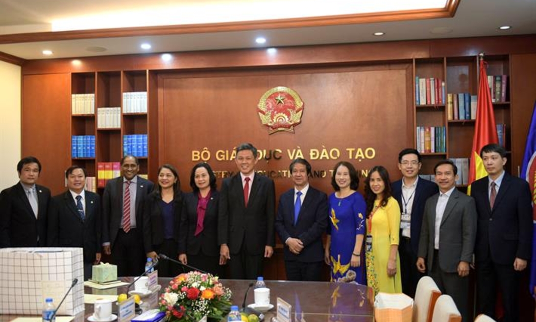 Bộ trưởng Nguyễn Kim Sơn, Bộ trưởng Bộ Giáo dục Singapore Chan Chun Sing tại buổi làm việc với 2 trung tâm SEAMEO tại Việt Nam.