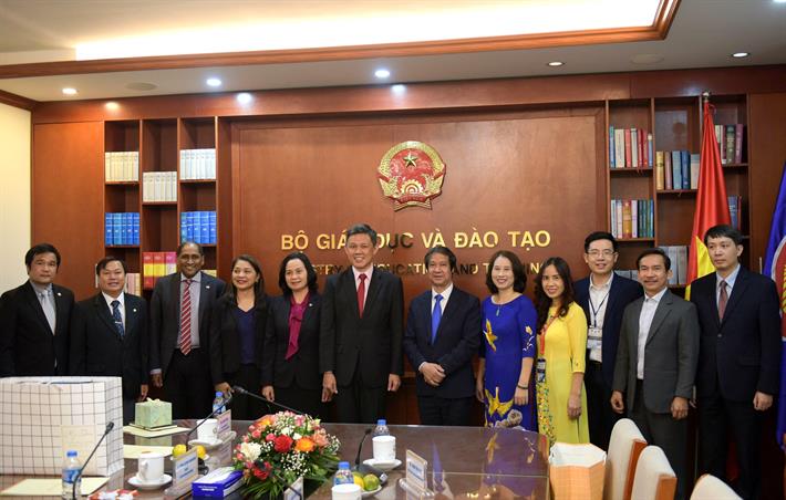 Bộ trưởng Nguyễn Kim Sơn, Bộ trưởng Bộ Giáo dục Singapore Chan Chun Sing tại buổi làm việc với 2 trung tâm SEAMEO tại Việt Nam.