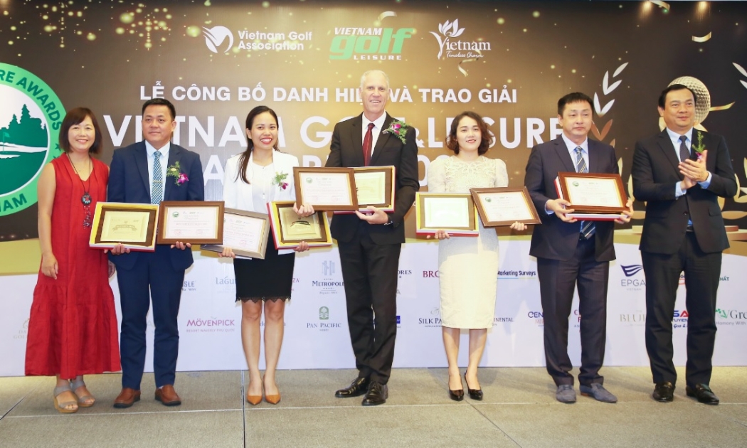 Đại diện Tập đoàn BRG (giữa) nhận giải thưởng “Vietnam Golf & Leisure Awards 2022”.