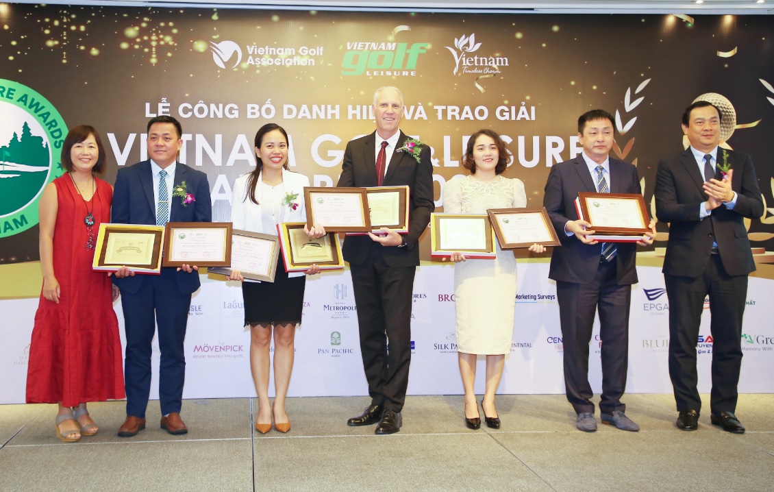 Đại diện Tập đoàn BRG (giữa) nhận giải thưởng “Vietnam Golf & Leisure Awards 2022”.