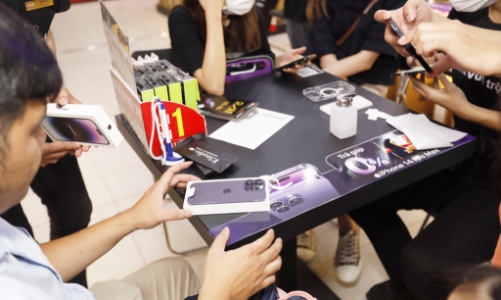 iPhone 14 có sức hút kỷ lục, hàng nghìn người Việt nhận máy trong đêm