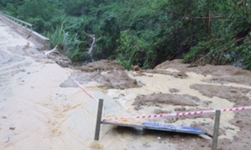 Bão số 5 gây mưa rất to ở các tỉnh miền Trung, ngập lụt xảy ra nhiều nơi