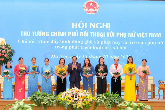 Thủ tướng tặng hoa c&aacute;c đại biểu tham dự Hội nghị - Ảnh: VGP