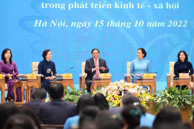 Thủ tướng yêu cầu tiếp tục phát huy vai trò, tiềm năng to lớn của phụ nữ trong sự nghiệp công nghiệp hóa, hiện đại hóa, xây dựng và bảo vệ Tổ quốc - Ảnh: VGP