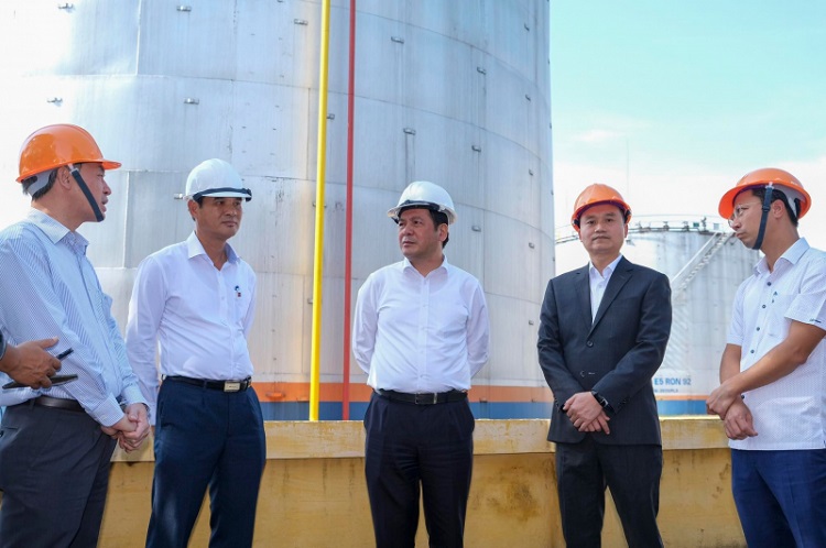 Bộ trưởng Bộ C&ocirc;ng Thương Nguyễn Hồng Di&ecirc;n khảo s&aacute;t tại Tổng kho xăng dầu Đức Giang. Ảnh: Bộ C&ocirc;ng Thương.