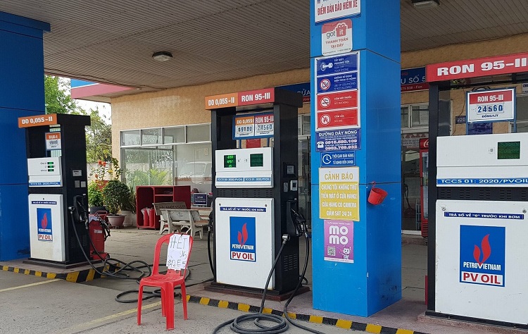 Thời gian qua, nhiều cửa hàng xăng luôn trong tình trạng khan hàng.