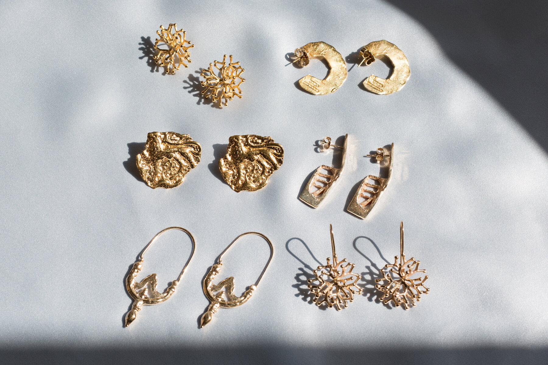 Một số mẫu trang sức v&agrave;ng lấy từ linh kiện điện thoại của NoWa.