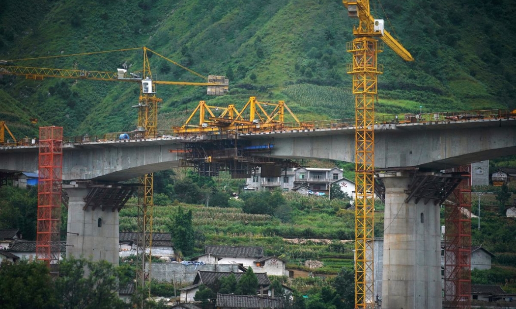Một cây cầu đang xây ở Tứ Xuyên, Trung Quốc hồi tháng 9/2020 - Ảnh: Reuters.