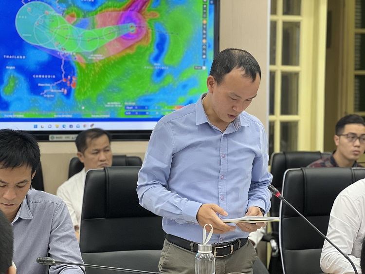 Ông Hoàng Phúc Lâm thông tin về diễn biến bão số 6.