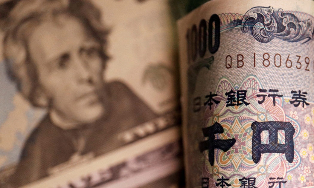 Tỷ giá đồng Yên so với USD đang ở mức thấp nhất trong hơn 30 năm - Ảnh: Reuters