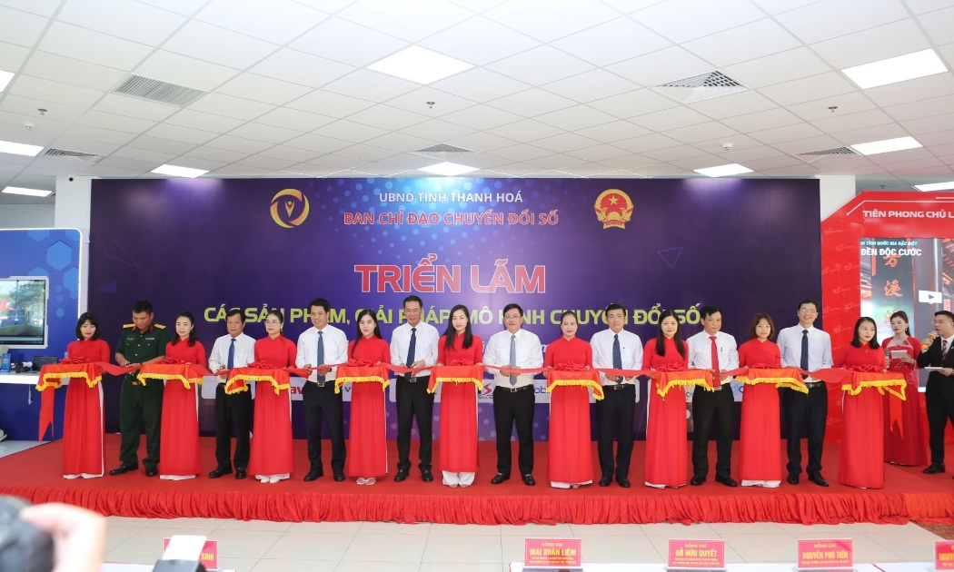 Các đại biểu cắt băng triển lãm các sản phẩm, giải pháp, mô hình chuyển đổi số