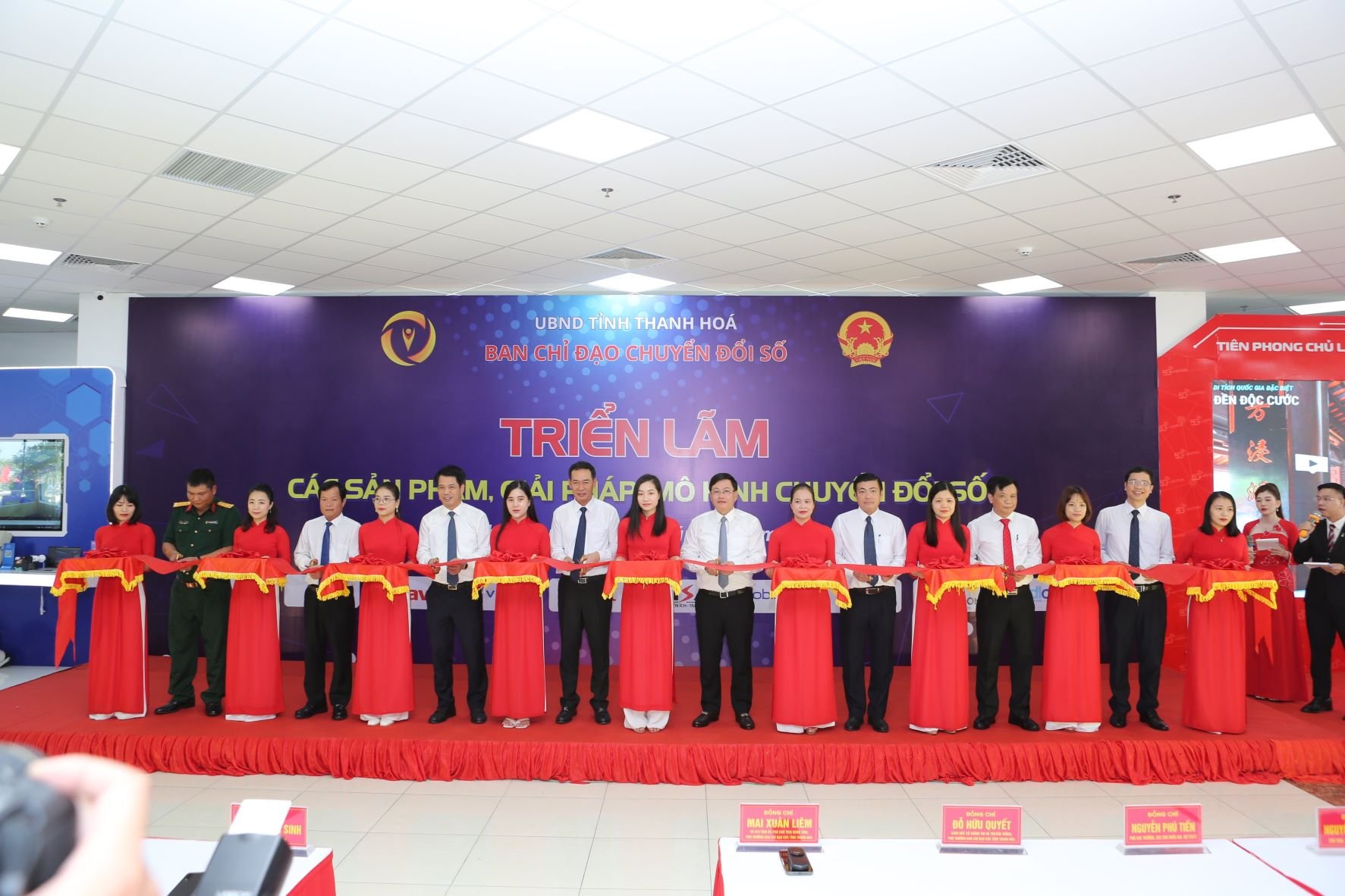 Các đại biểu cắt băng triển lãm các sản phẩm, giải pháp, mô hình chuyển đổi số