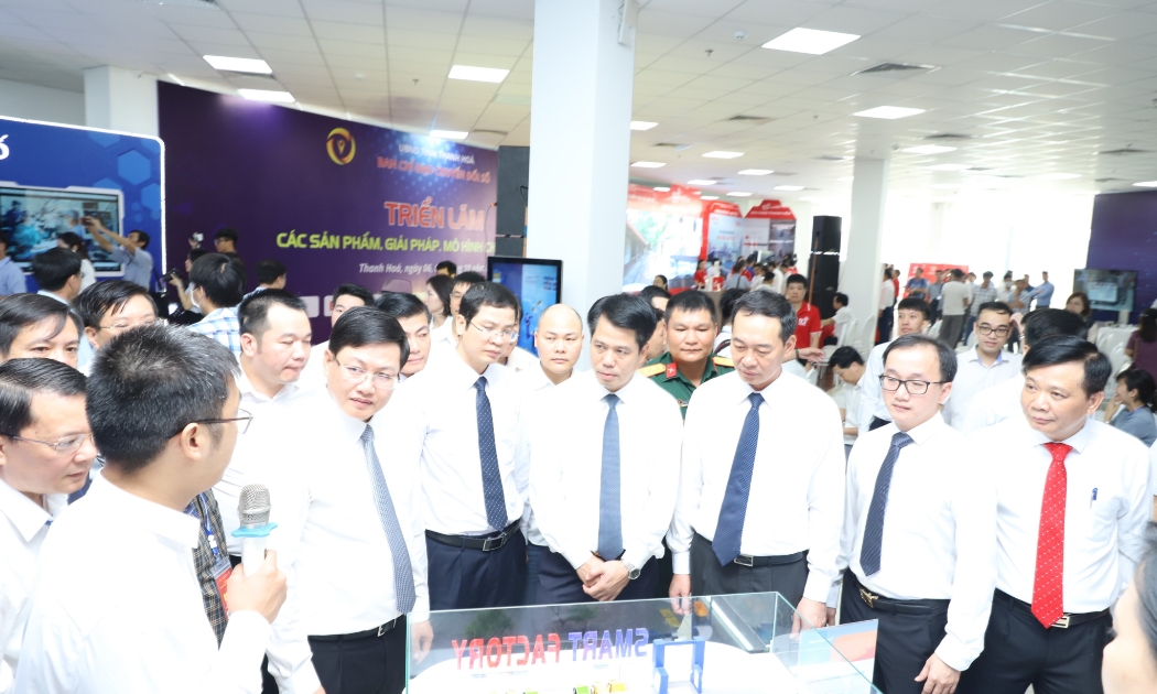 Các đại biểu tham quan tại Triển lãm các sản phẩm, giải pháp, mô hình chuyển đổi số
