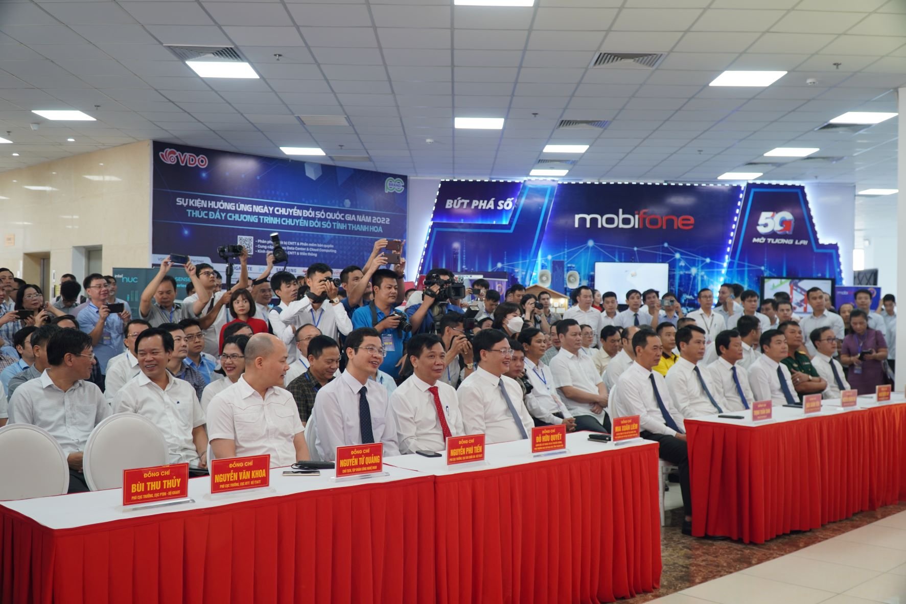 Các đại biểu tham dự khai trương triển lãm chuyển đổi số tại Thanh Hóa