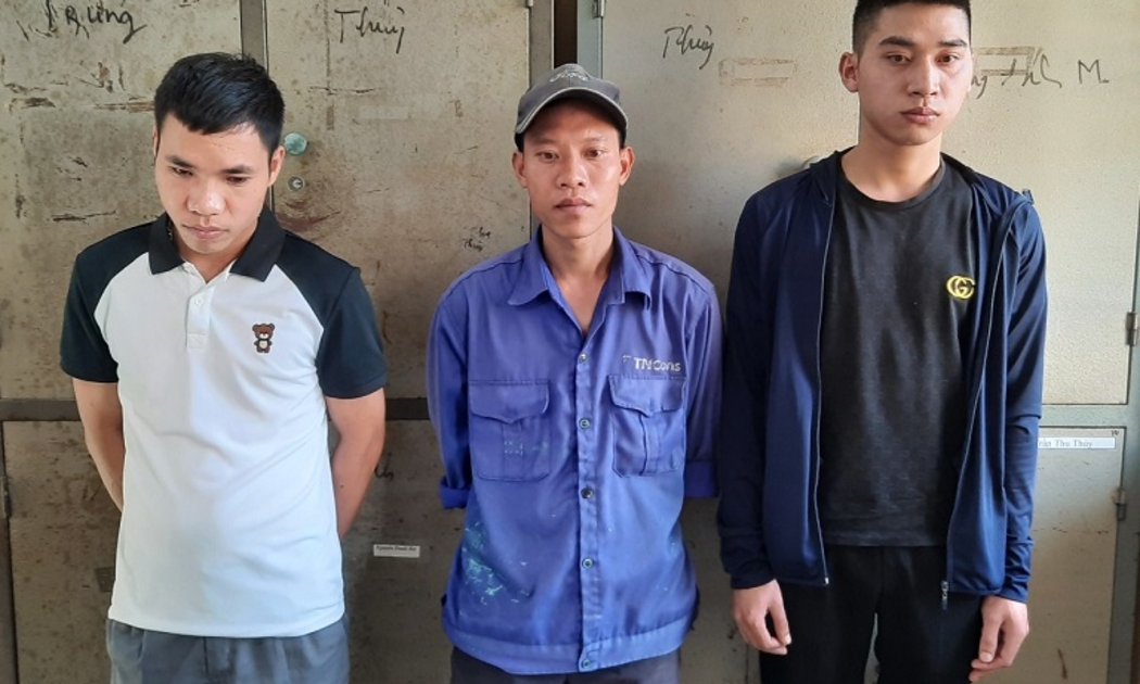 Các đối tượng Quang, Tùng, Tuyền (theo thứ tự từ trái qua phải) tại cơ quan Công an.