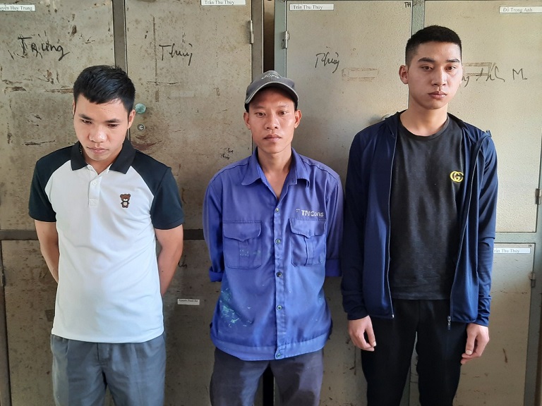Các đối tượng Quang, Tùng, Tuyền (theo thứ tự từ trái qua phải) tại cơ quan Công an.