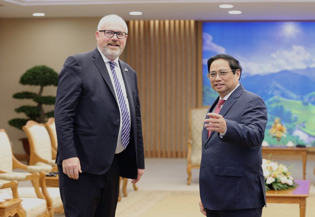 Thủ tướng đề nghị Bộ trưởng Tim Ayres tr&ecirc;n cương vị của m&igrave;nh quan t&acirc;m th&uacute;c đẩy hơn nữa hợp t&aacute;c kinh tế-thương mại-đầu tư giữa hai nước - Ảnh: VGP