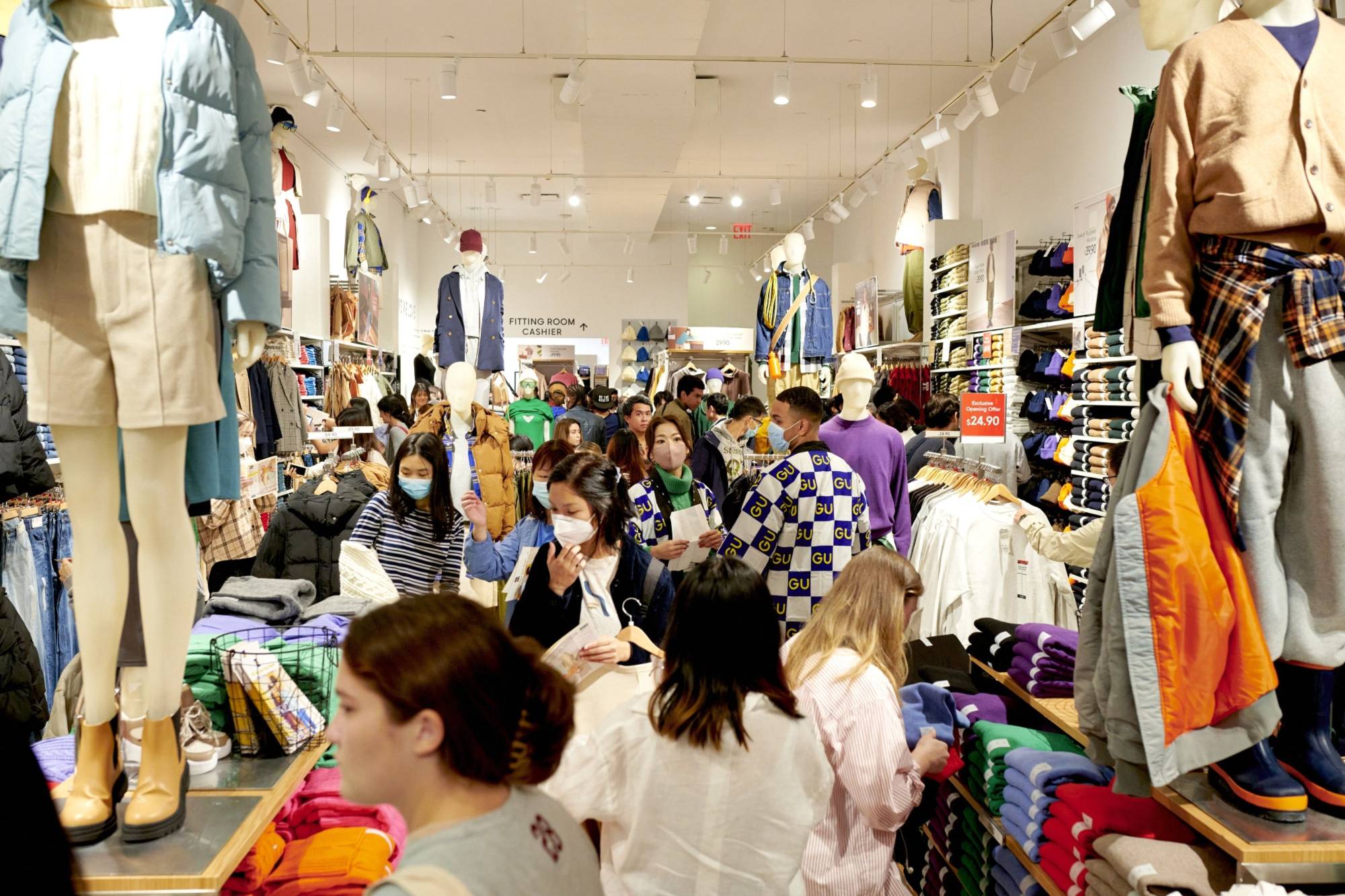 Khi người tiêu dùng thắt chặt hầu bao, thời trang giá rẻ của Fast Retailing có thể phù hợp với túi tiền của số đông khách hàng.