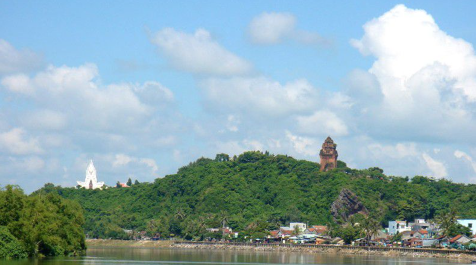 Tuy Hòa đang kiến nghị tỉnh Phú Yên bàn giao di tích Tháp Nhạn (Núi Nhạn) về cho thành phố. 